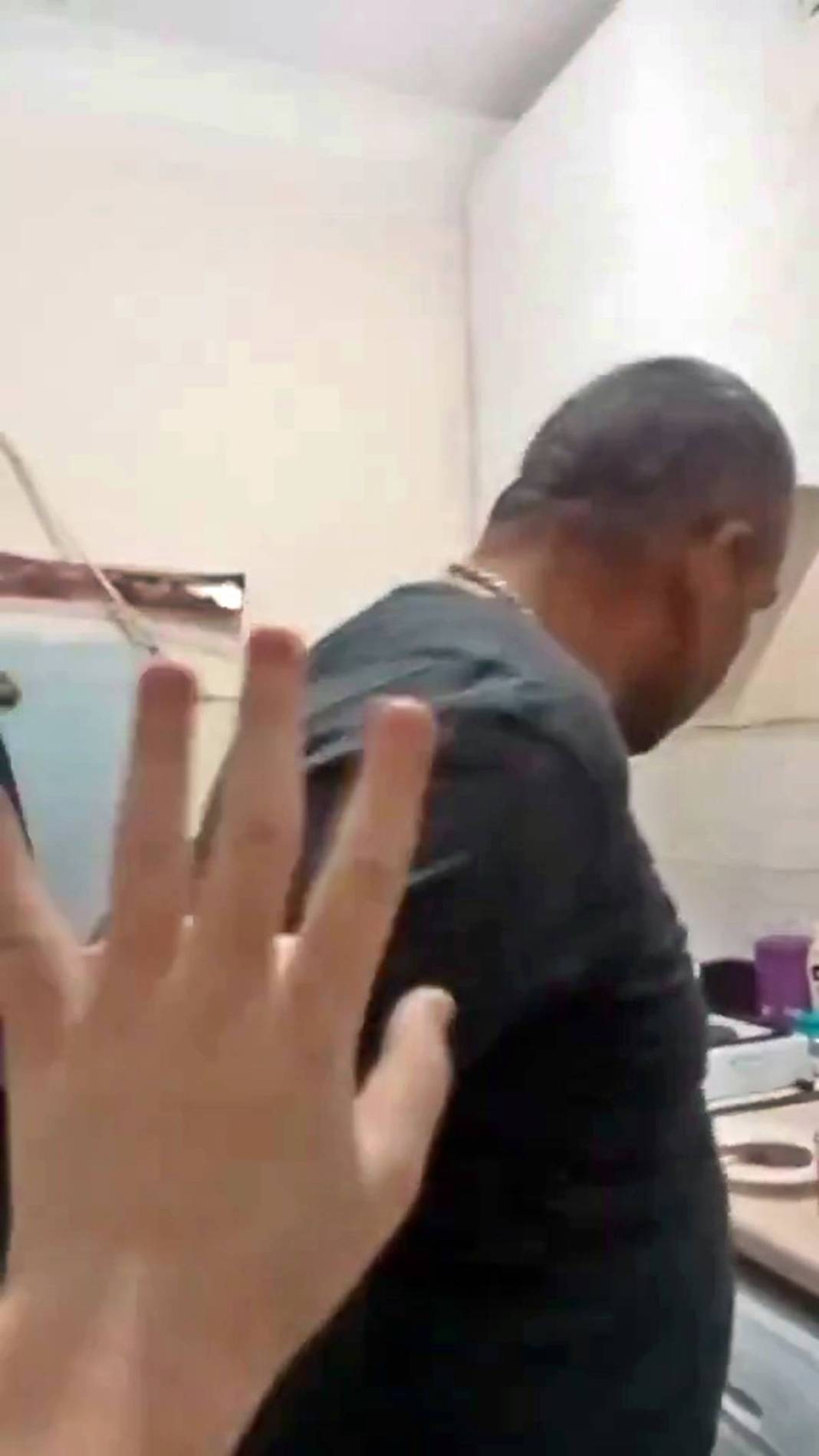 Çocuklarına hem baba, hem anne oldu: Duygulandıran videonun ardından dram çıktı! Evde yemek yapan baba beğeni topladı 16